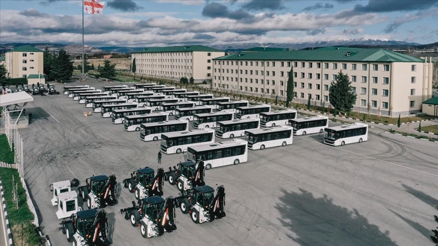 تركيا تدعم جورجيا بحافلات ومعدات عسكرية