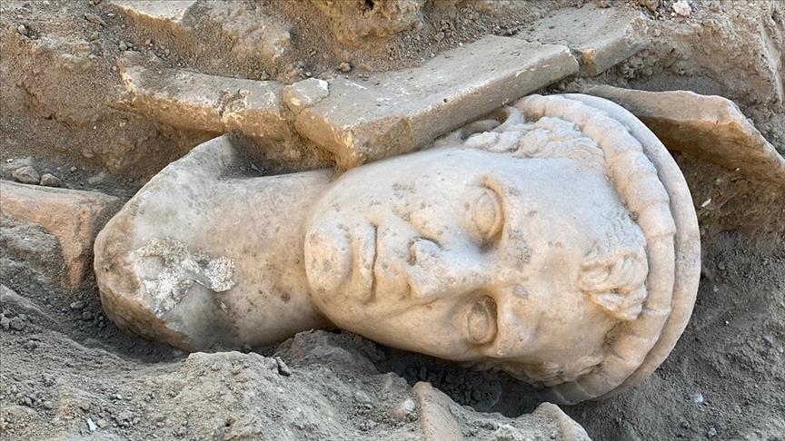 تركيا.. العثور على تمثال رأس كاهن عمره 2000 عام