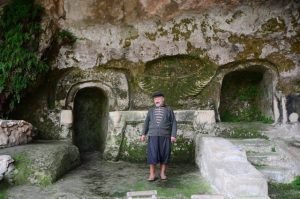 تركي ينحت صخور الكهف الذي يعيش فيه منذ 30 عاما