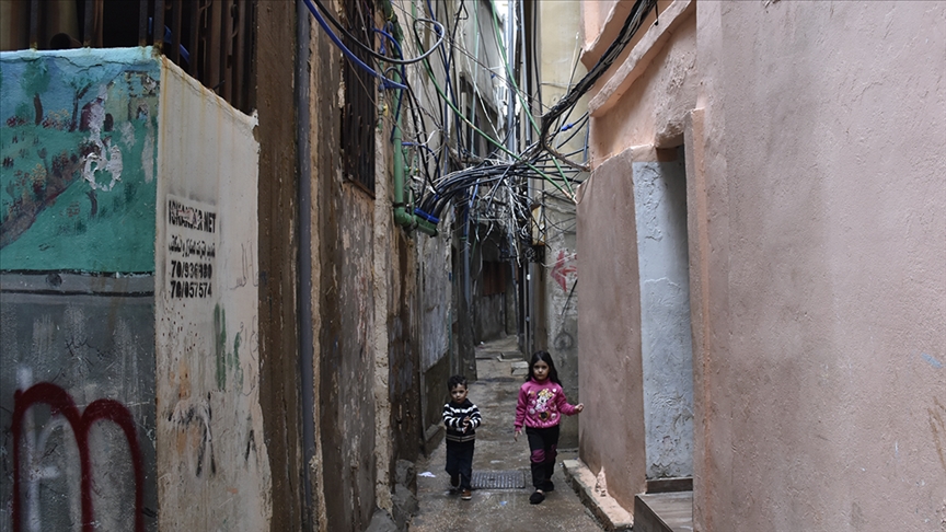 تركيا تنير منازل لاجئي فلسطين المظلمة في بيروت