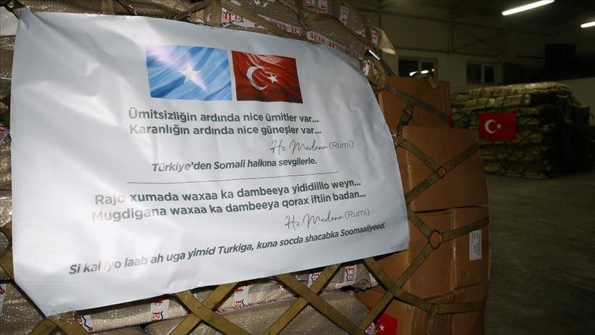 "تيكا" التركية تتبرع بأعمدة إنارة لمدينة صومالية