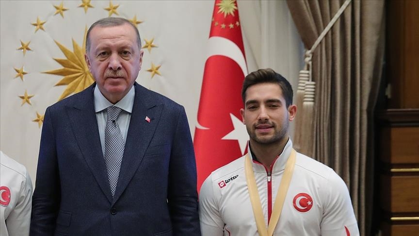 هنأ الرئيس التركي رجب طيب أردوغان، الأحد، مواطنه إبراهيم جولاق، بتتويجه ببطولة أوروبا للجمباز الفني لفئة الرجال في سباق الحلق.