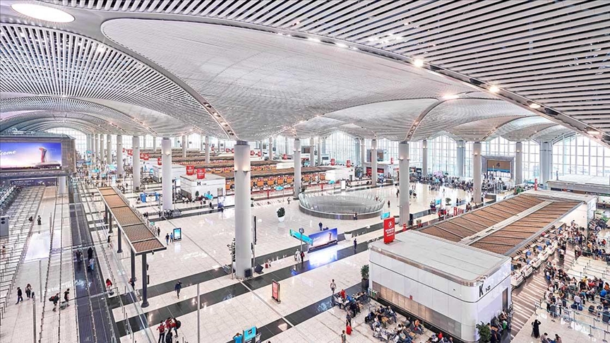 حصل مطار إسطنبول على جائزة "مطار 5 نجوم" وفقًا لتصنيف مؤسسة "سكاي تراكس" الدولية لأبحاث النقل الجوي ومقرها لندن.