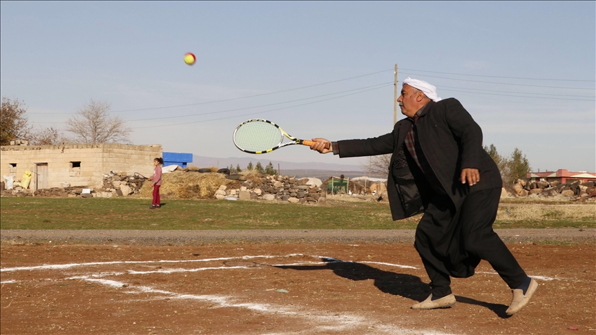 رياضة التنس تغزو قرية تركية في ظل كورونا مع مراعاة التباعد