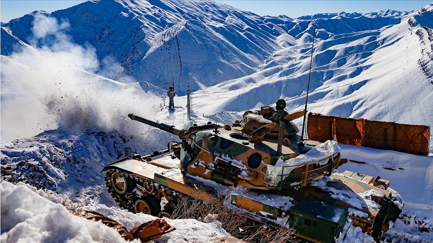 وسط الثلوج.. الجيش التركي يقف سدا منيعا بوجه الإرهابيين