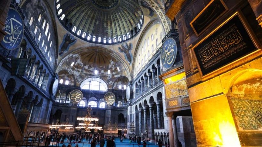 أردوغان يتبرع بلوحة خط عربي لمسجد "آيا صوفيا"