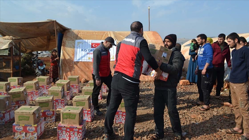 جمعية تركية تقدم مساعدات إغاثية للنازحين في إدلب