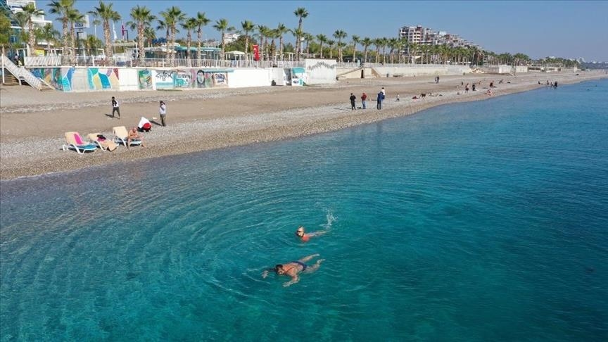تركيا.. السياح الأجانب ينفردون بشواطئ "أنطاليا"