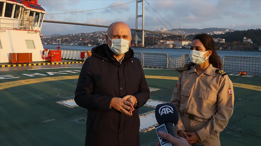 تركيا.. وزير النقل يزور أول سيدة تعمل قبطان سفينة