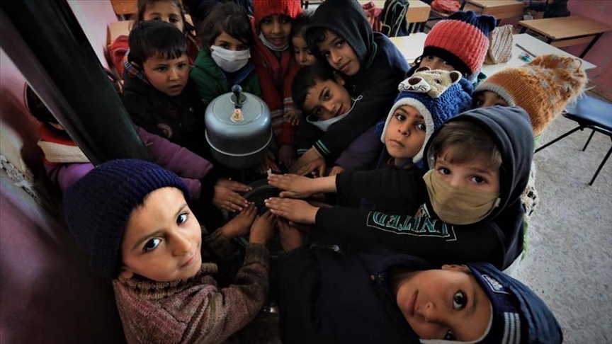 الهلال الأحمر التركي يوزع مدافئ على مدارس شمالي سوريا