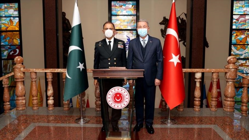 وزير الدفاع التركي يجتمع بقائد البحرية الباكستانية