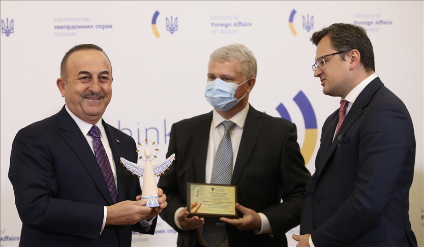 جمعية أوكرانية تمنح تشاووش أوغلو جائزة "ملاك الخير"