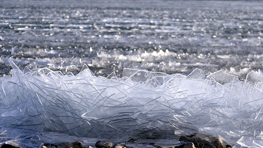 تركيا.. الجليد المتكسر يتماوج على سطح بحيرة "تشيلدر"
