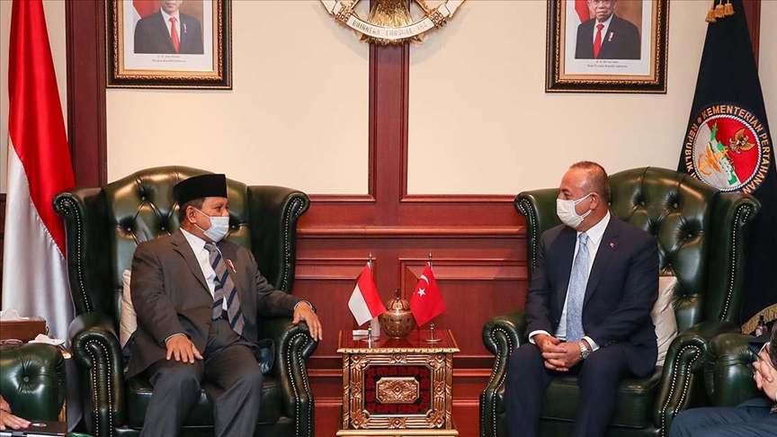 تشاووش أوغلو يلتقي الرئيس الإندونيسي ووزير الدفاع