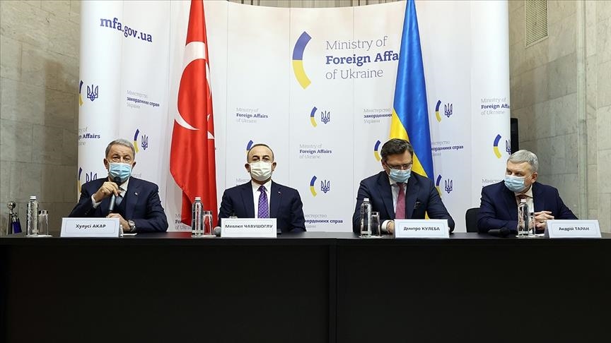 وزير الدفاع التركي يلتقي نظيره الأوكراني في كييف