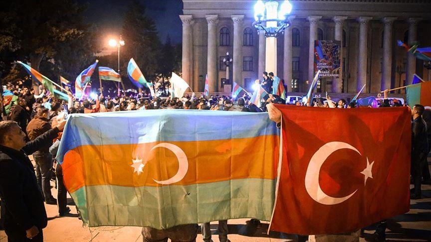 نائب أردوغان ورئيس البرلمان التركي يهنآن أذربيجان بيوم النصر
