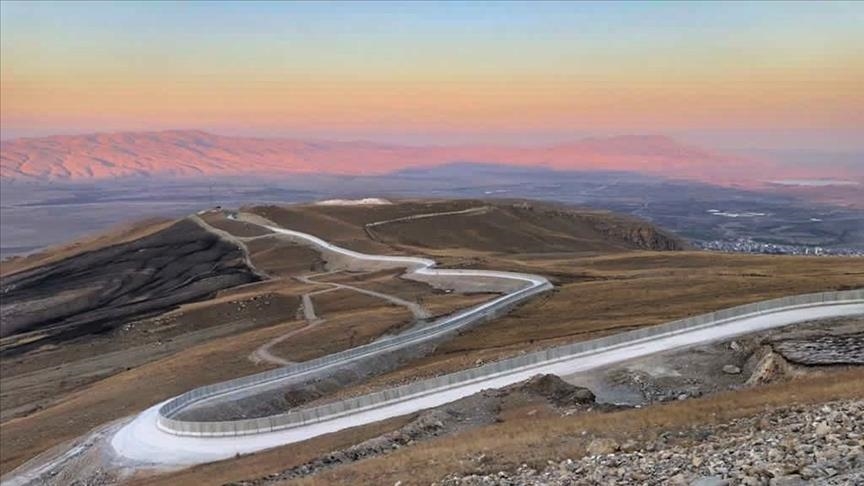 تركيا: انتهاء بناء جدار أمني بين ولاية "أغري" وإيران