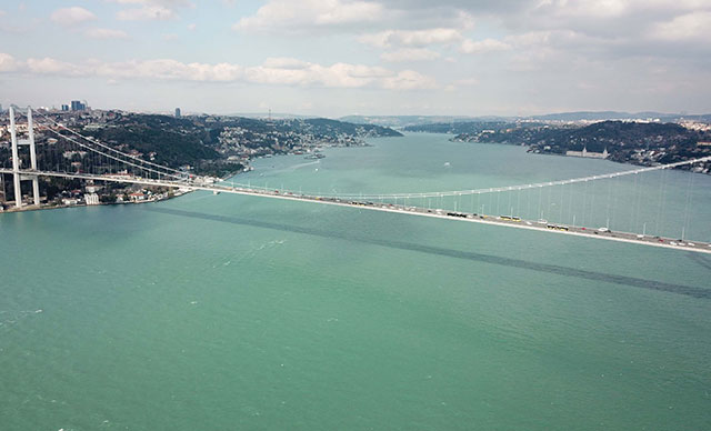 إسطنبول.. مياه البوسفور تتبدل إلى اللون الفيروزي