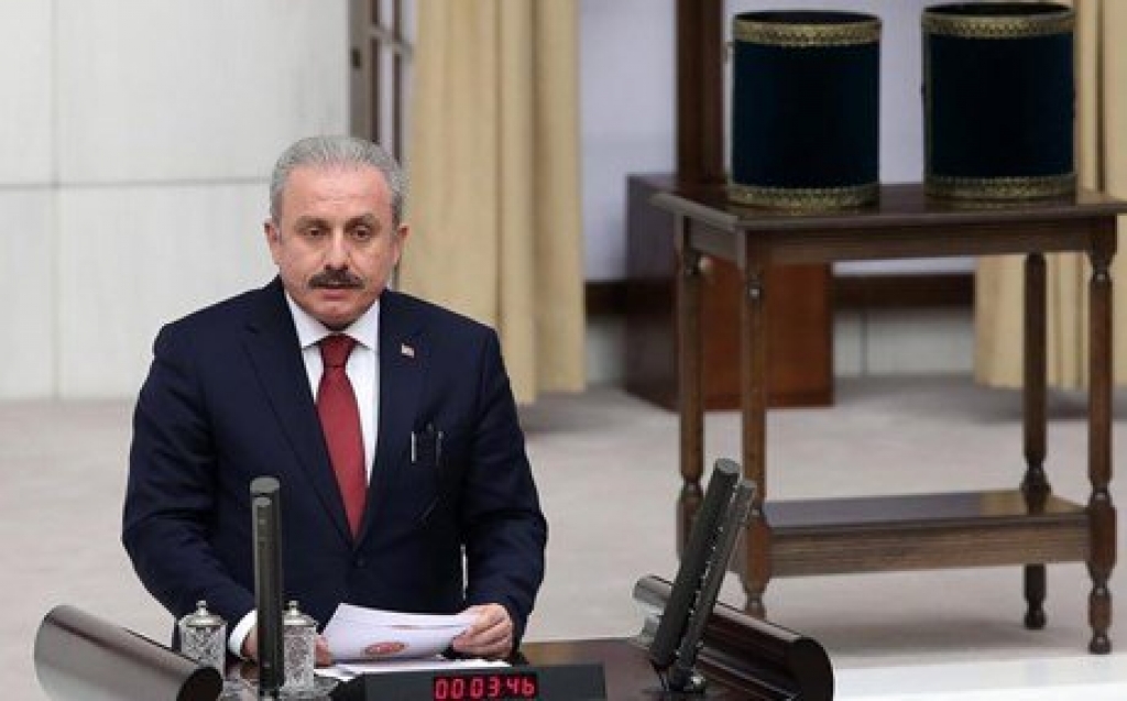 تركيا.. رئيس البرلمان يستذكر شهداء "يناير الدامي" بأذربيجان