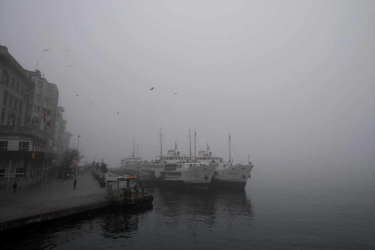 الامطار الغزيرة تحول بحر إسطنبول  اللون البني