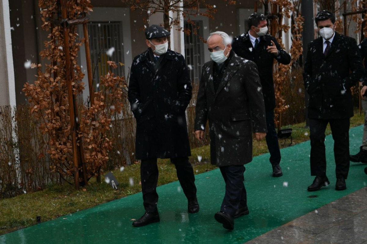 وزير الداخلية التركي ينشر صورا مميزة له مع الثلوج والمسجد.. وآية قرآنية (صور)