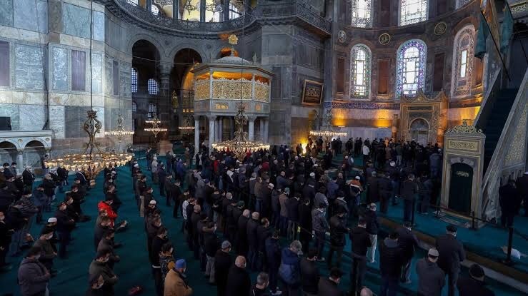 إقامة صلاة الغائب على روح رئيس السلالة العثمانية بمسجد آيا صوفيا في إسطنبول