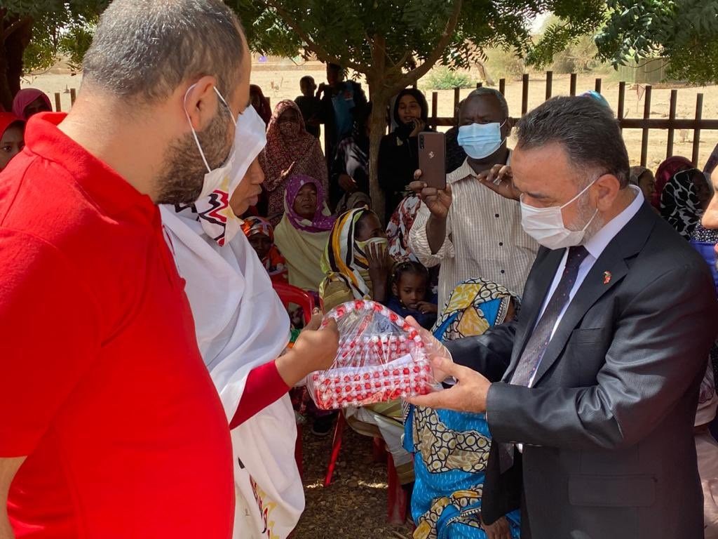 الهلال الأحمر التركي يوزع مساعدات على 350 أسرة سودانية