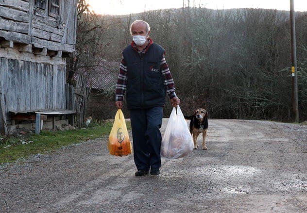 كهل تركي يمشي ١٠ كيلومترات لإطعام القطط الضالة منذ ١٠ سنوات
