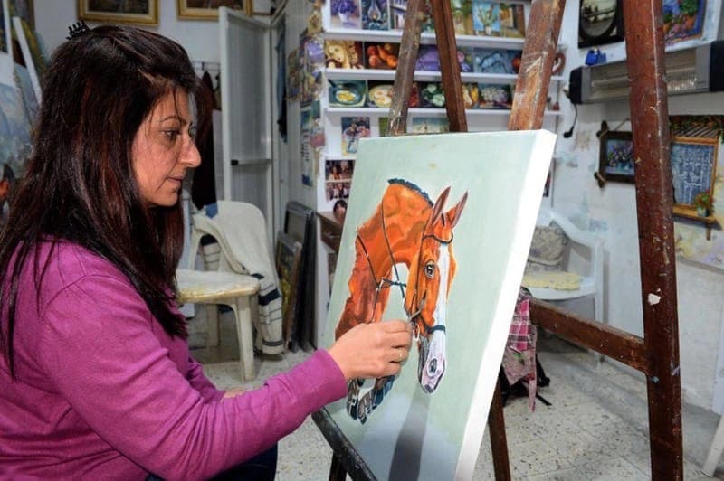 فنانة تركية ترسم أعمالًا فنية فريدة باستخدام ملعقة الأكل