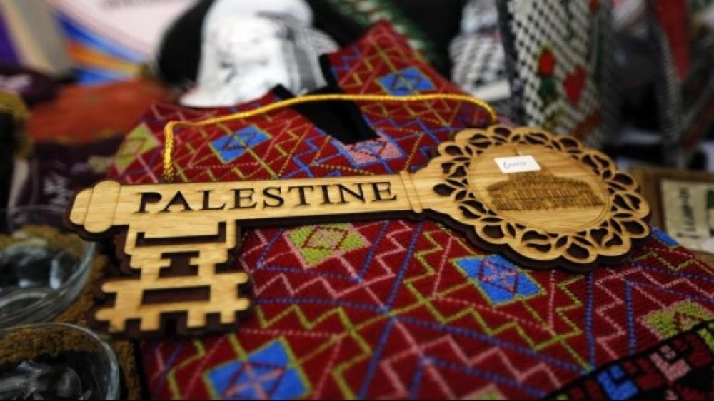 في تركيا.. التراث الفلسطيني يتألق بأيادي سيدة سورية
