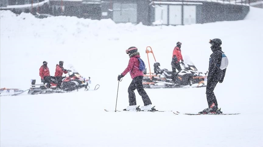 مع أول تساقط للثلج.. بدء موسم التزلج في أولوداغ التركية