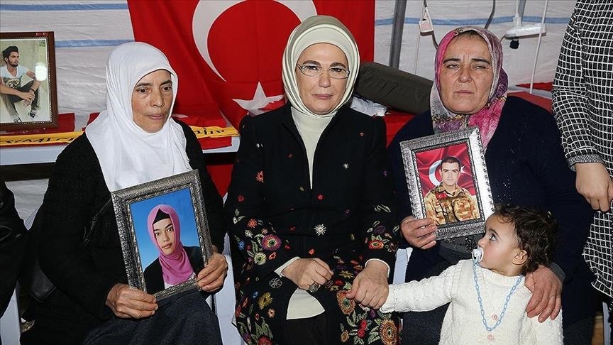 سيدة تركيا الأولى تتمنى عودة أبناء "أمهات ديار بكر" بالعام الجديد