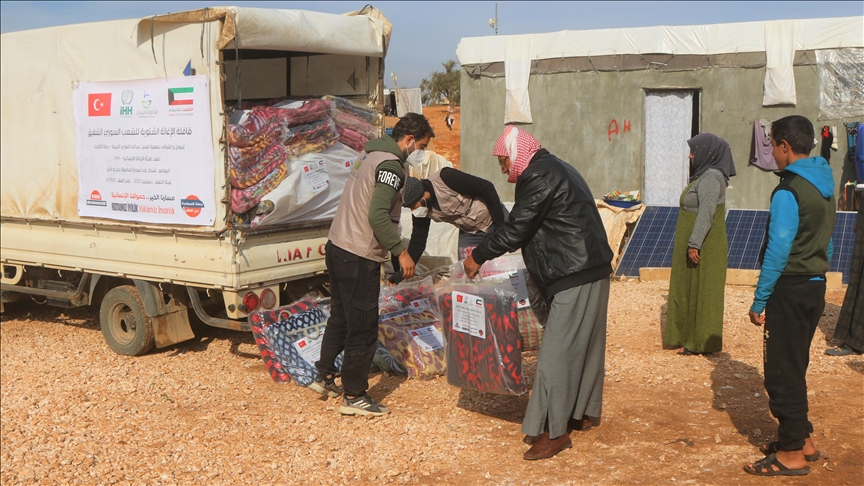 "الإغاثة" التركية توزع مساعدات إنسانية في إدلب السورية