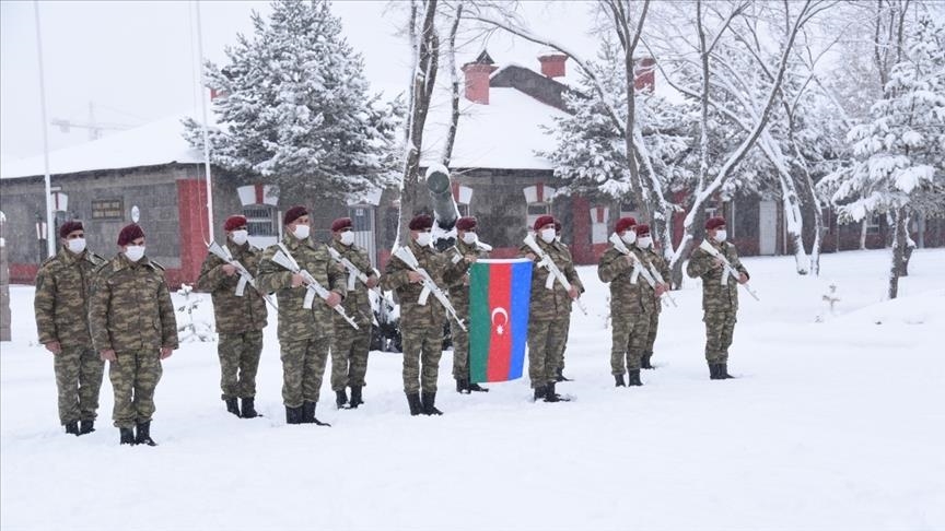 لإجراء مناورات.. جنود أذربيجانيون يصلون "قارص" التركية