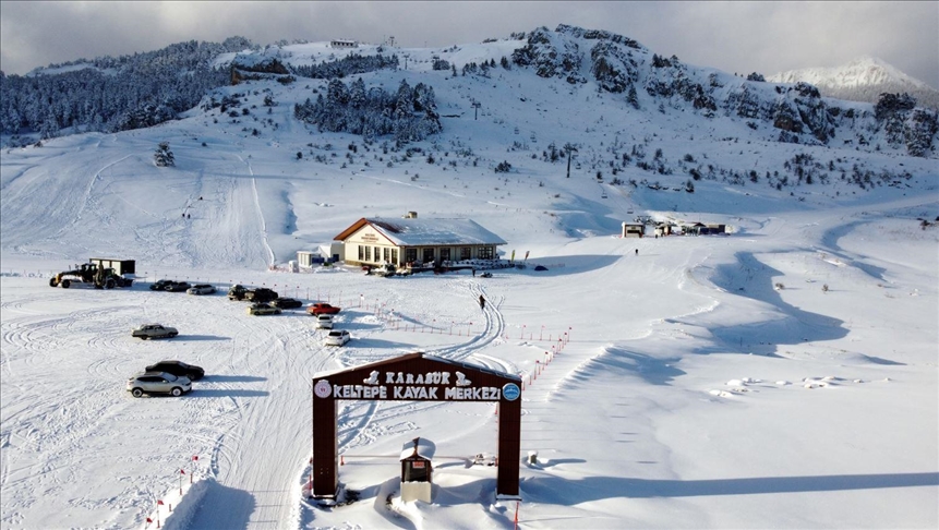 تركيا.. الثلوج المتأخرة تجذب عشاق التزلج إلى مركز "كيل تبة"