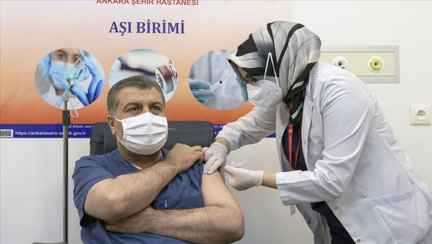 تركيا.. وزير الصحة يتلقى أولى جرعات لقاح كورونا الصيني