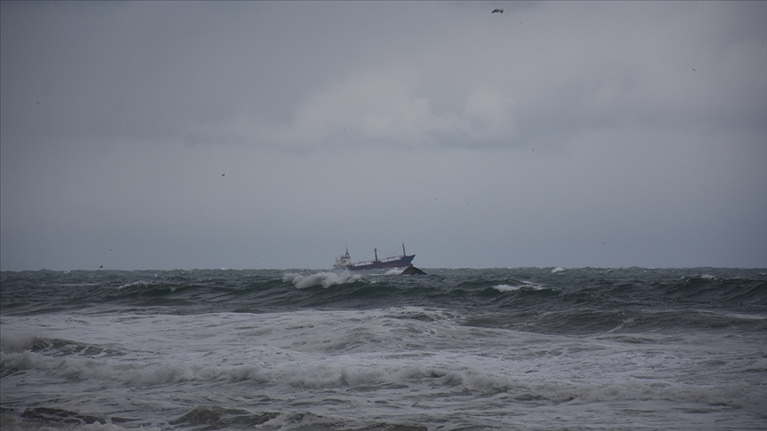 مصرع اثنين وإنقاذ 5 من طاقم سفينة غارقة بالبحر الأسود