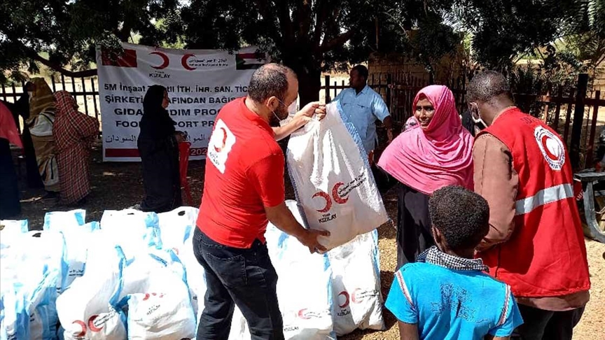 الهلال الأحمر التركي يوزع مساعدات في السودان