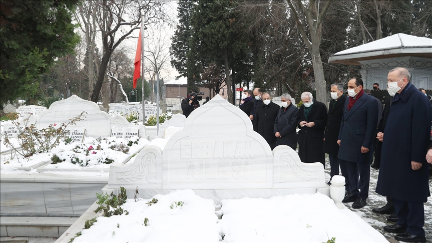 أردوغان يزور قبر "نجم الدين أربكان"