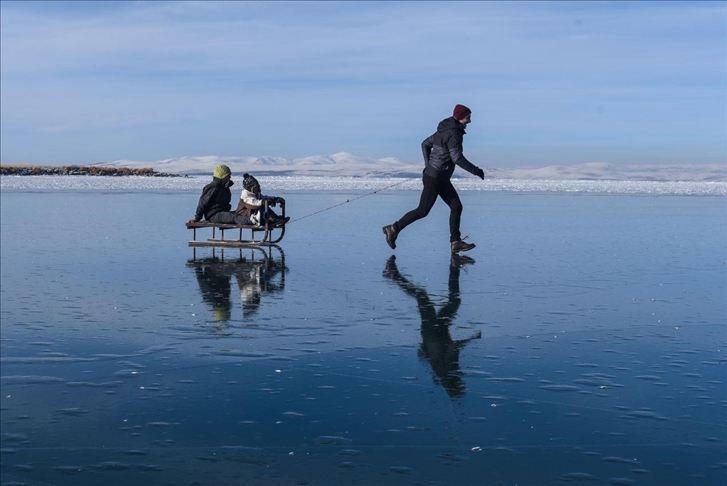 بحيرة "تشلدر".. وجهة عشاق التزلج على الجليد شرق تركيا