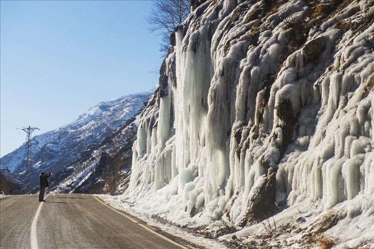 "الصخور الباكية".. من روائع الشتاء في تركيا