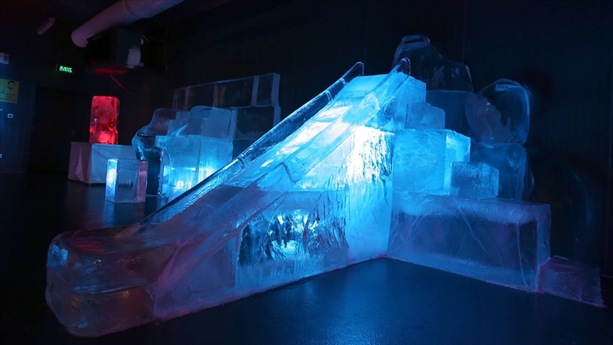 متحف الجليد الوحيد في تركيا يأخذ زواره في رحلة للقطبين
