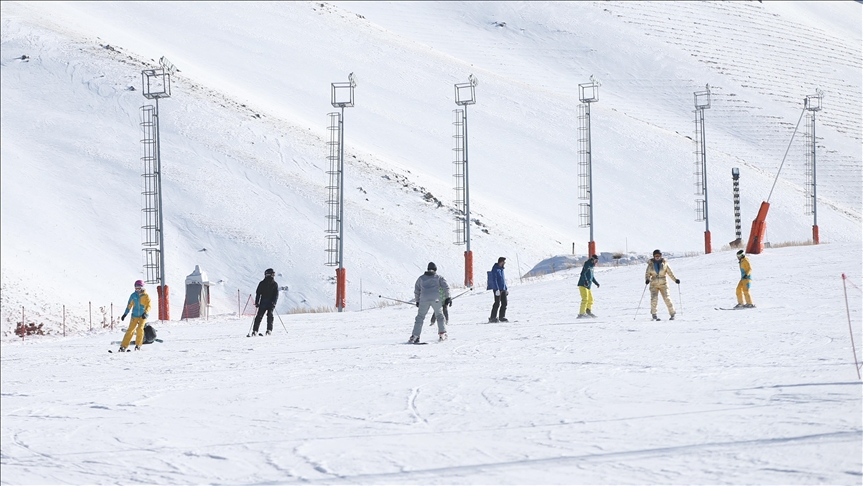 أرضروم التركية.. إقبال كبير على مركز "بالاندوكان" للتزلج