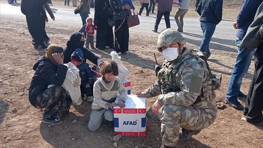الجيش التركي يوزع طرودا غذائية على محتاجين شمالي سوريا