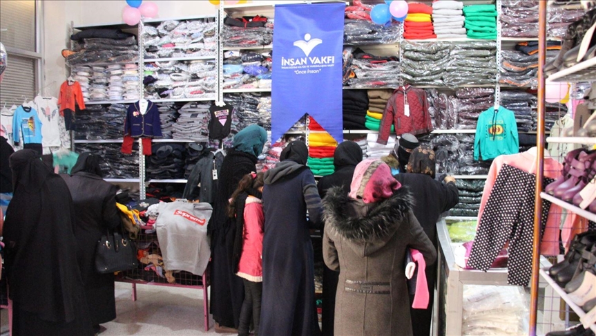 وقف تركي يوزع ملابس على ألف سوري في إدلب