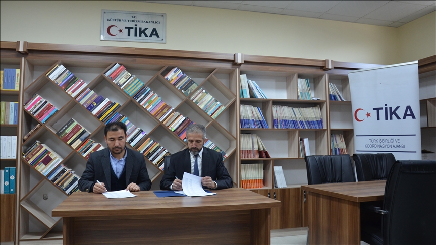 "تيكا" التركية تزود جامعة أفغانية بمئات الكتب