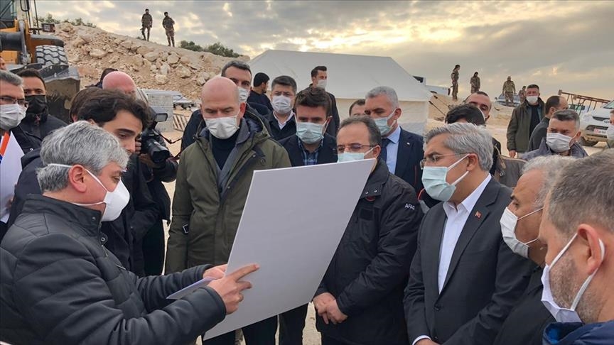 وزير الداخلية التركي يتفقد مشروع بناء منازل لنازحين بإدلب