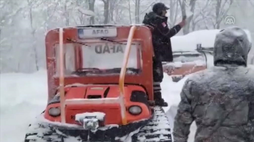 تركيا.. فرق "آفاد" تنقذ 20 شخصا علقوا في الثلوج