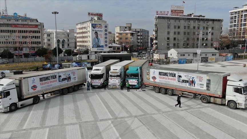 إسطنبول.. إرسال 5 شاحنات محملة بالمساعدات إلى إدلب