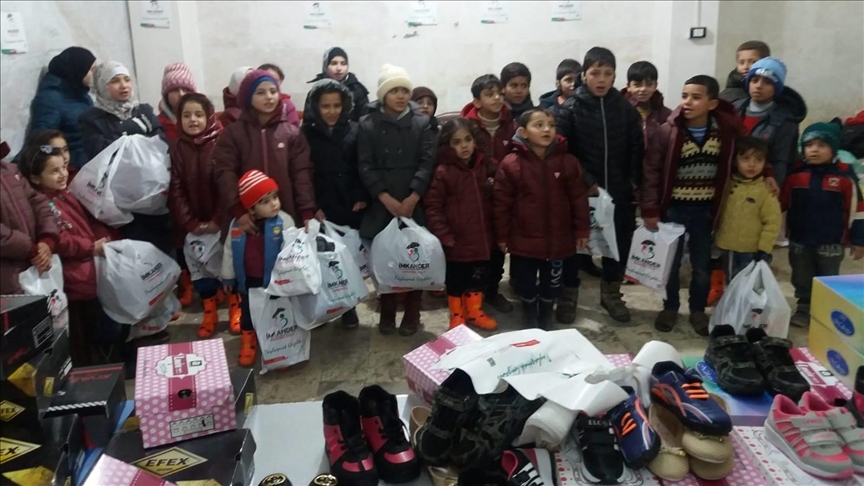 جمعية تركية توزع مساعدات شتوية على 500 طفل بإدلب